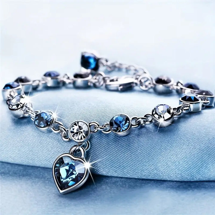 Zachte glans armband van wit goud met hartje.