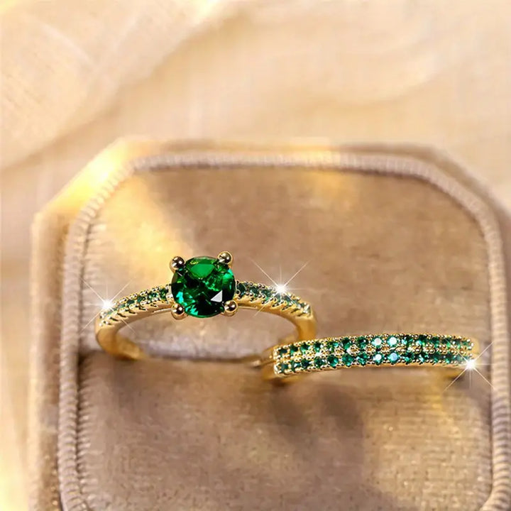 Elegante gouden ringenset met smaragddetails