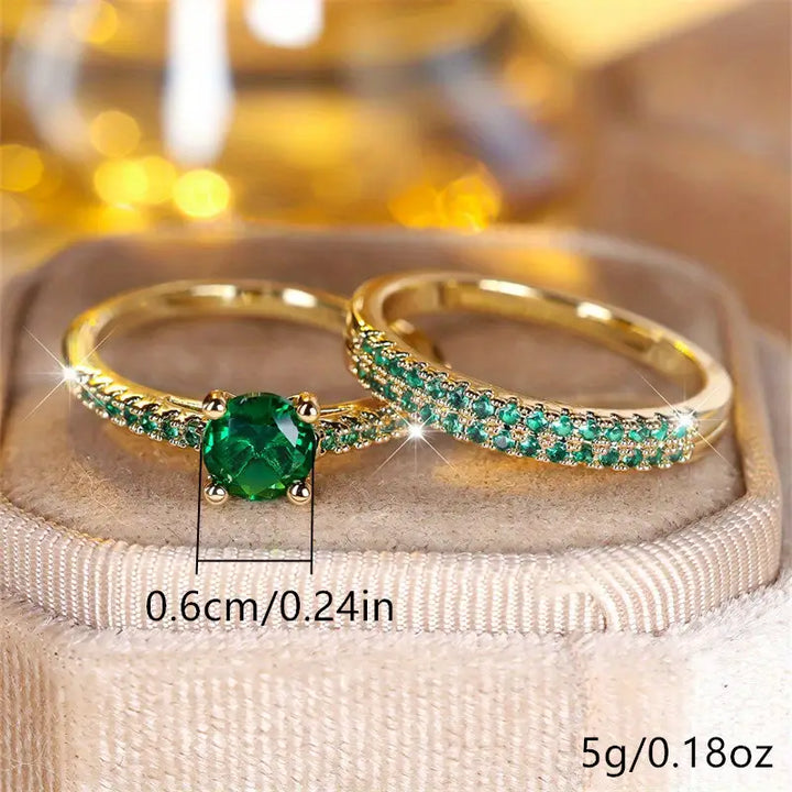 Elegante gouden ringenset met smaragddetails