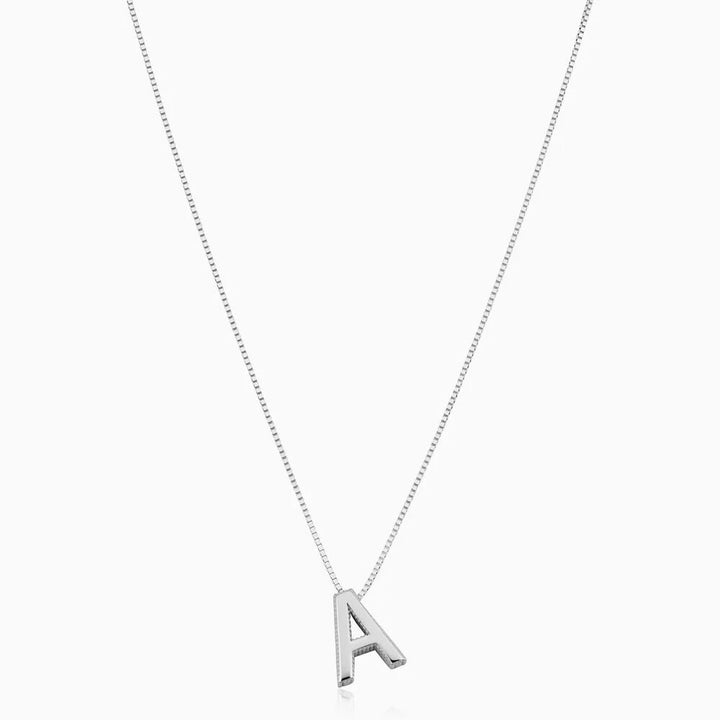 Verfijnde witgouden ketting met initiaal hanger.