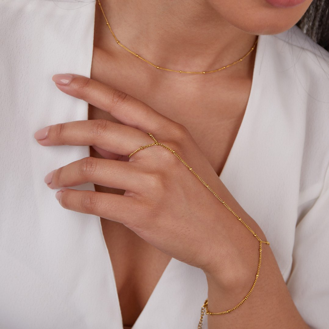 Elegante gouden armband met verfijnde details