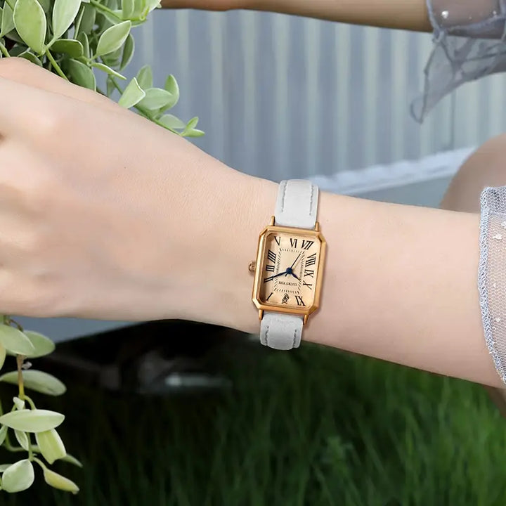 Elegante gouden horloge met een verfijnd steentje.