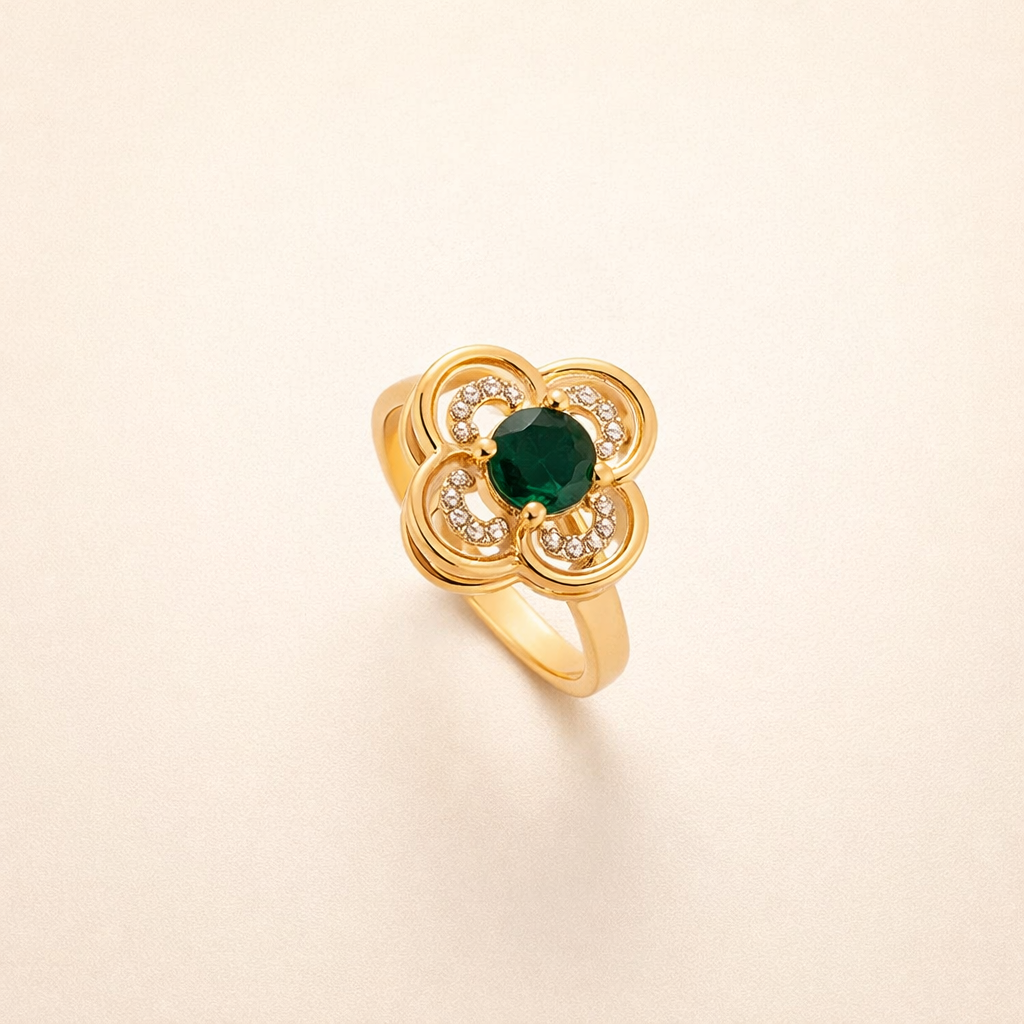 Elegante gouden ring met smaragd en klavertje vier