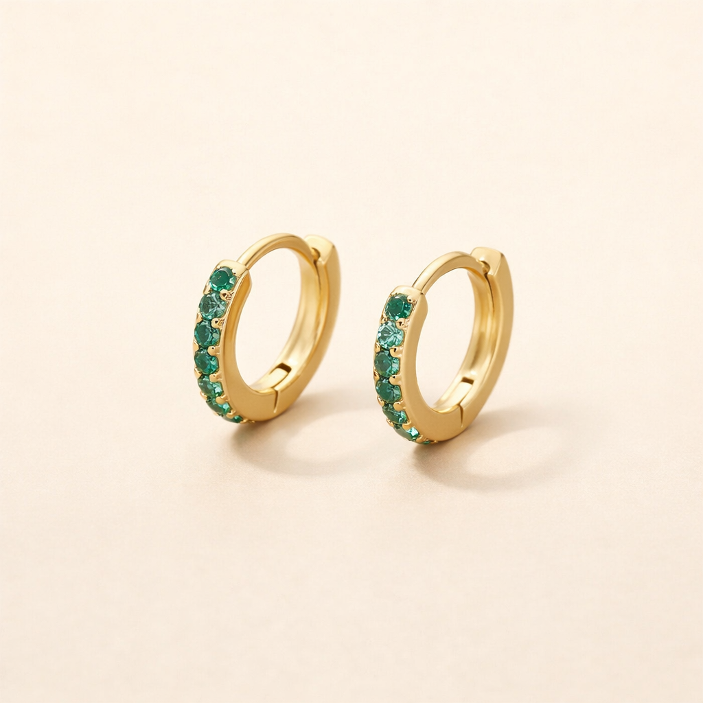 Elegante gouden oorbellen met subtiele zirkonia details