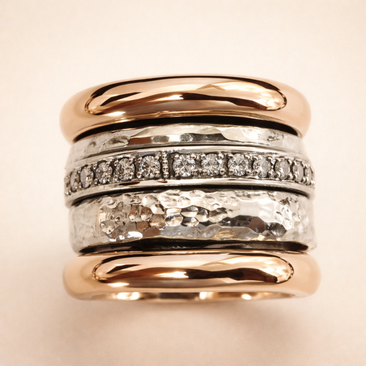 Elegante Gouden Ring met Gelaagde Structuur