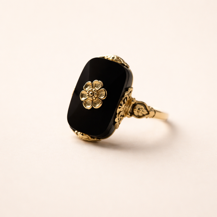 Elegante gouden ring met zwarte steen