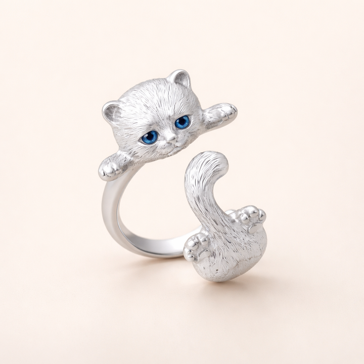 Verfijnde witgouden ring met subtiele kattenvorm