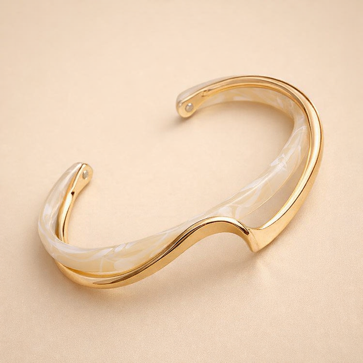 Zachte gouden armband met opaal glans