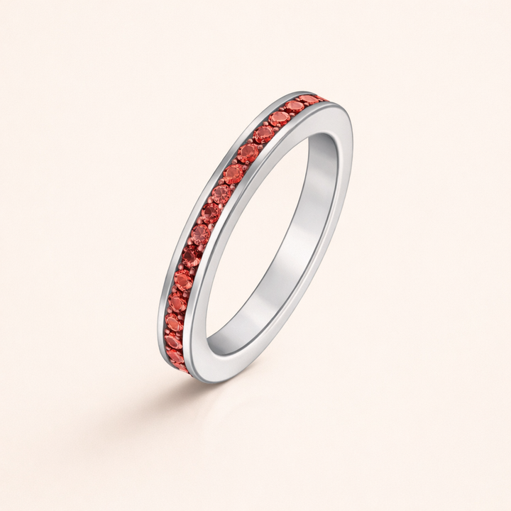 Eindeloze ring van wit goud met subtiele zirkonia details