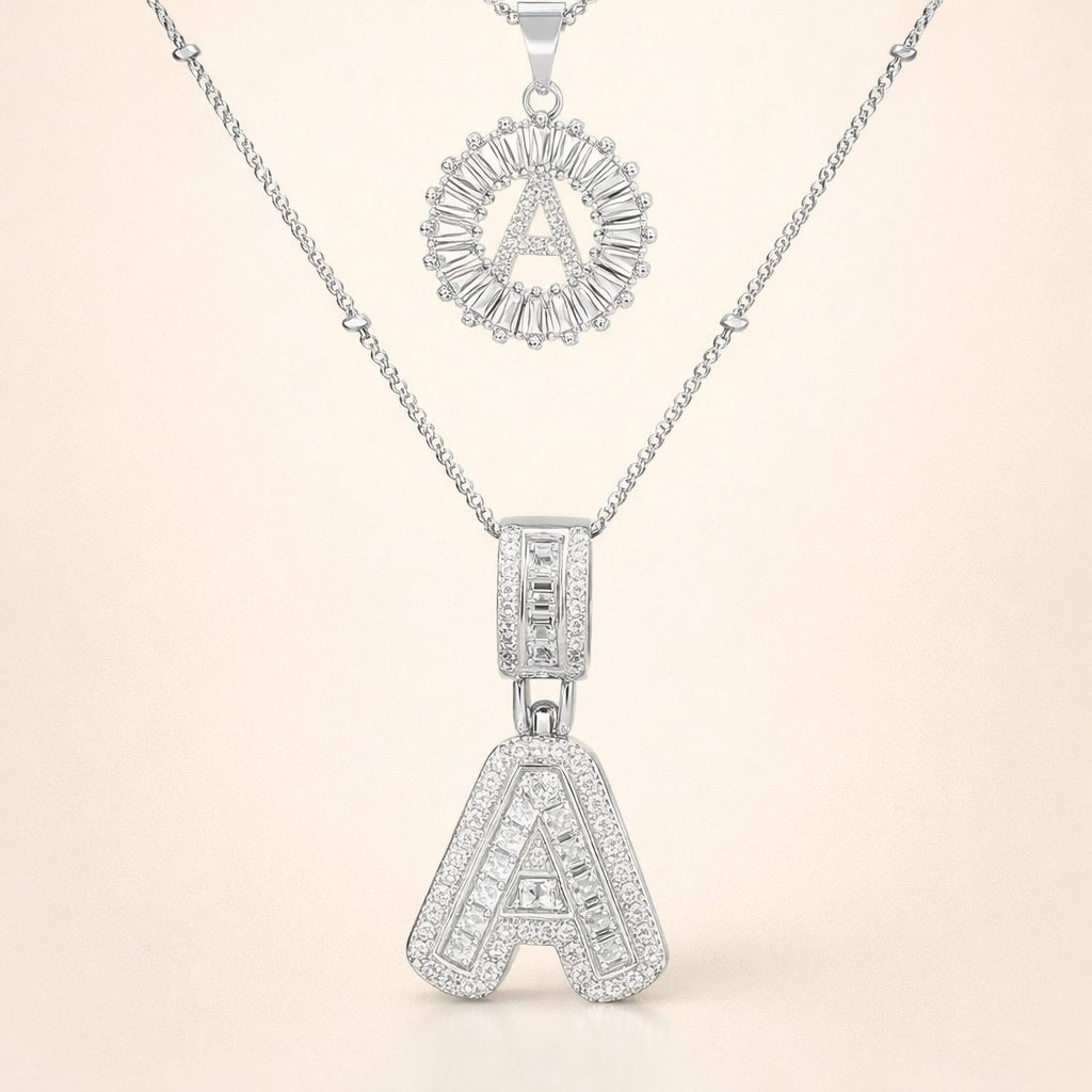 Elegante initialen ketting van wit goud met pave steentjes