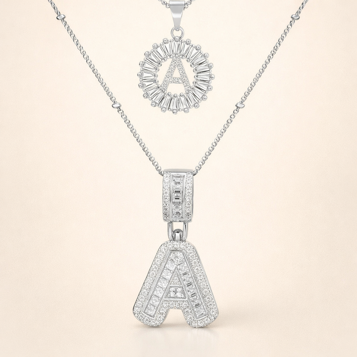 Elegante initialen ketting van wit goud met pave steentjes