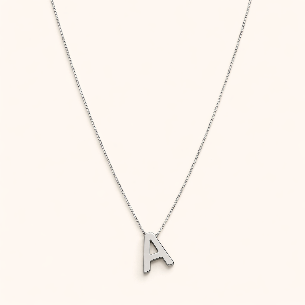 Verfijnde witgouden ketting met initiaal hanger.