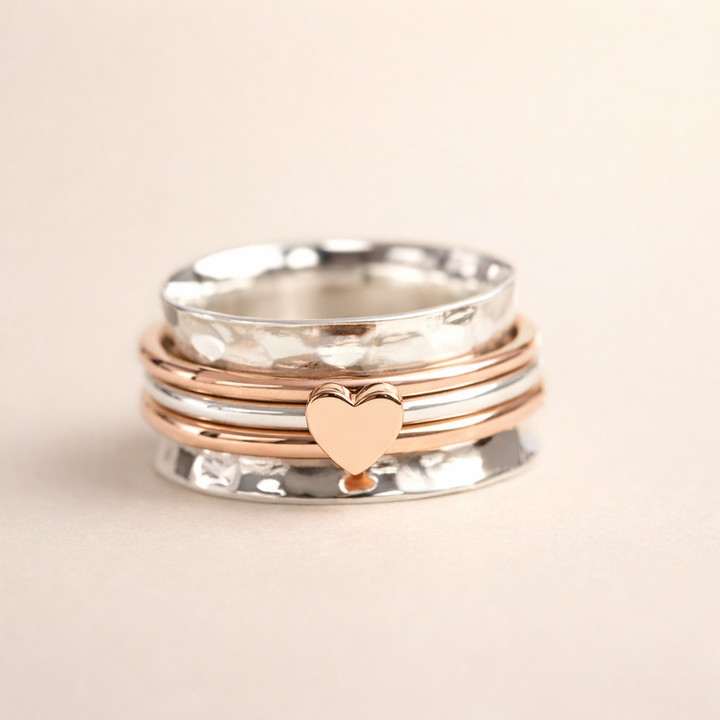 Verfijnde ring van zilver met draaiend hartje.