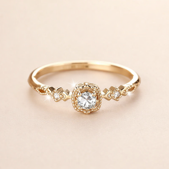 Elegante gouden ring met vintage kristallen details