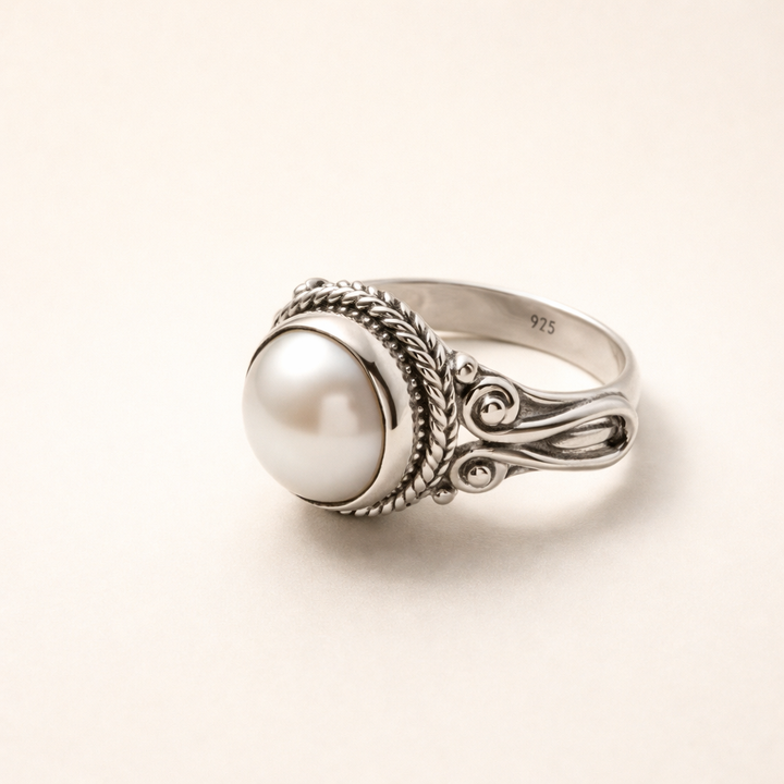 Elegante zilveren ring met verfijnd bloemdetail