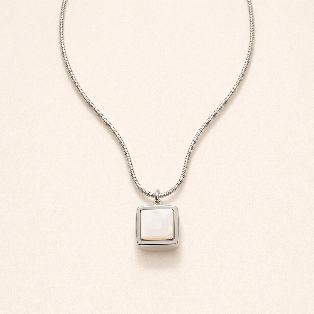 Zachte maansteen ketting met gouden hanger