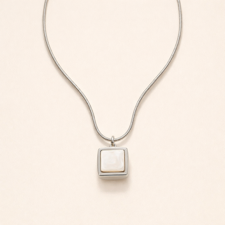 Zachte maansteen ketting met gouden hanger