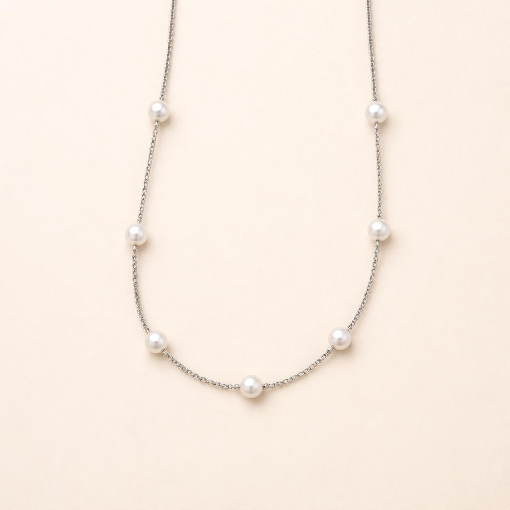 Elegante zilveren ketting met parel en verfijnde details