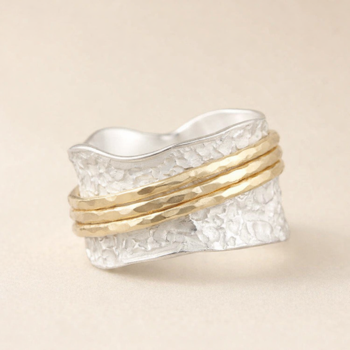 Elegante dunne ring van goud en zilver met verfijnd ontwerp