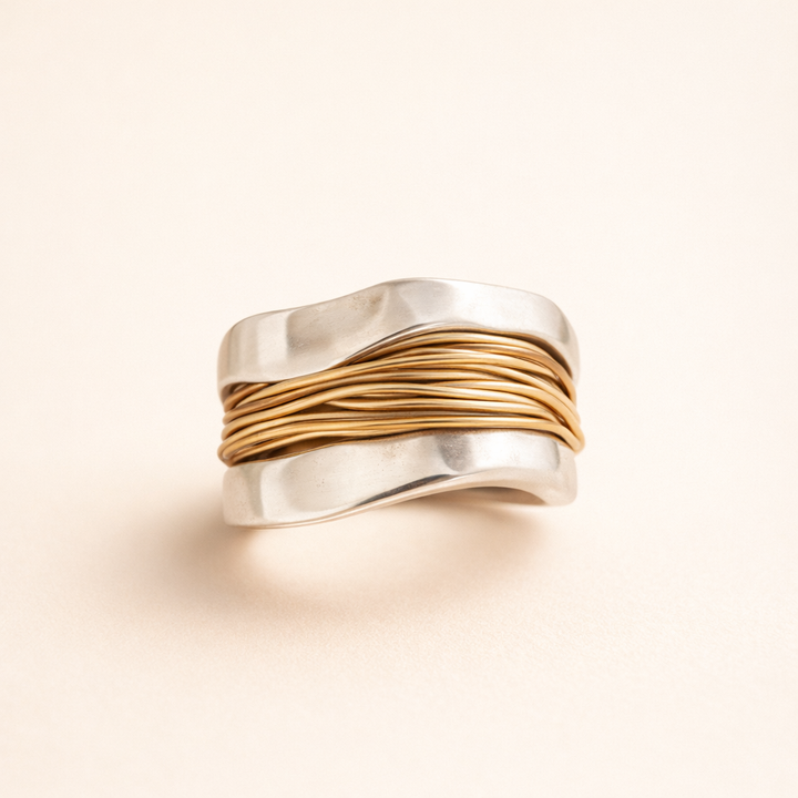 Elegante zilveren ring met verfijnde gouden accenten