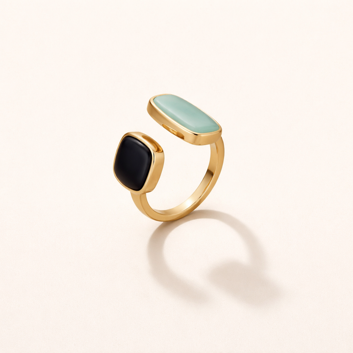 Elegante zilveren wikkelring met subtiele schaduwdetails