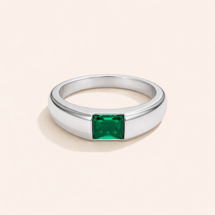Zachte zilveren ring met smaragd detail