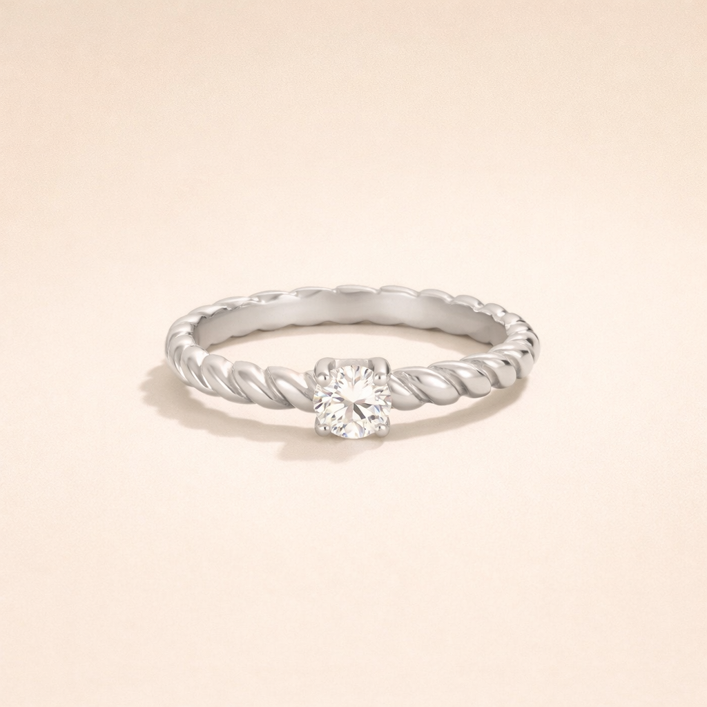 Elegante zilveren ring met verfijnde kristallen details