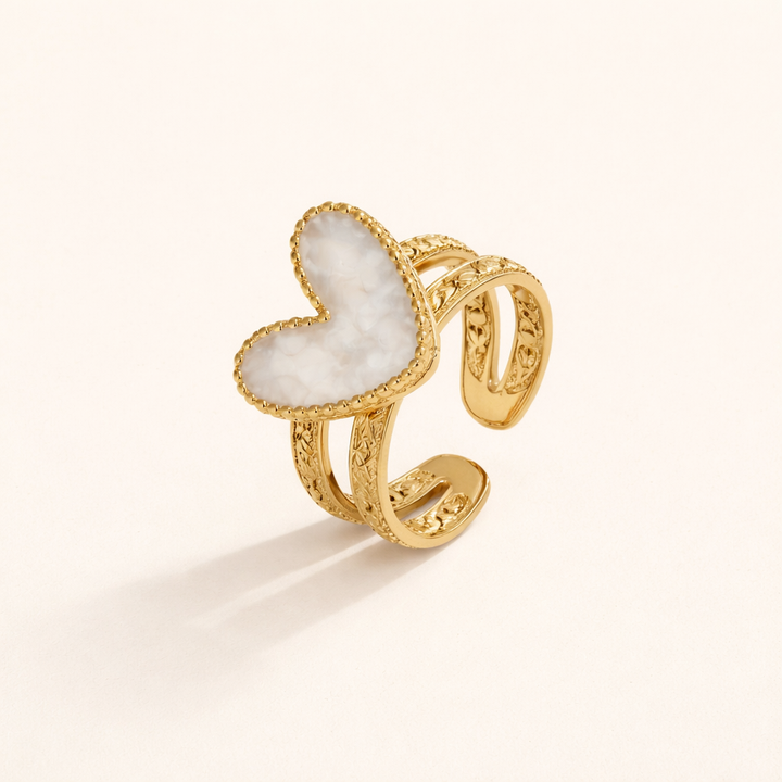 Eenvoudige gouden ring met hartje
