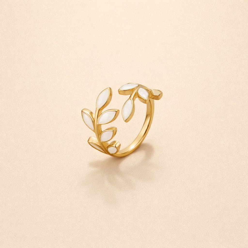 Serene gouden ring met delicate blaadjes