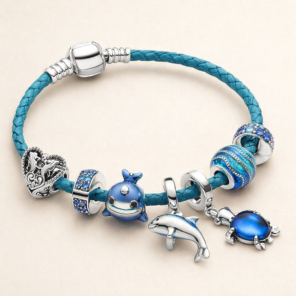 Zilveren armband met leren details en elegante charms
