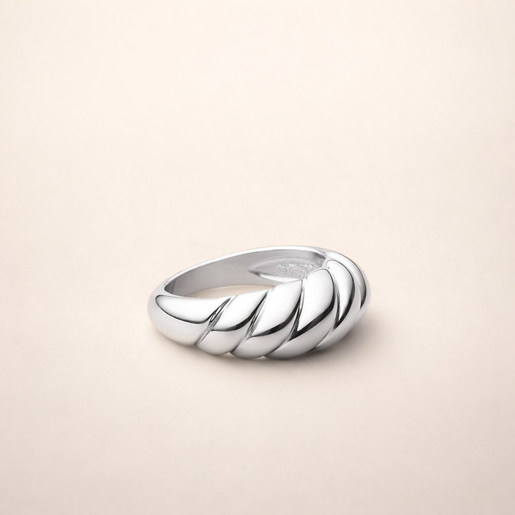 Elegante witgouden ring met verfijnde golven