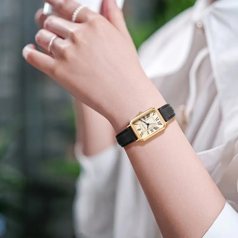 Elegante gouden horloge met een verfijnd steentje.