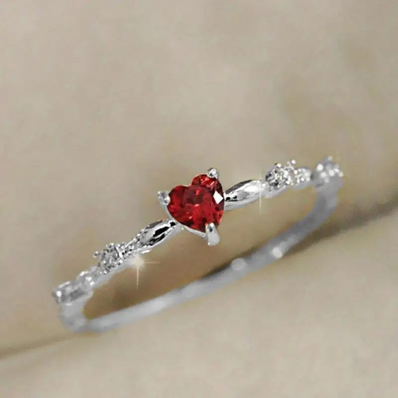 Verfijnde gouden ring met een subtiele hartvorm