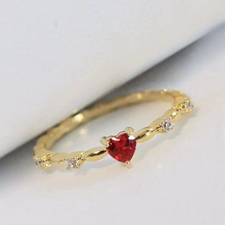 Verfijnde gouden ring met een subtiele hartvorm