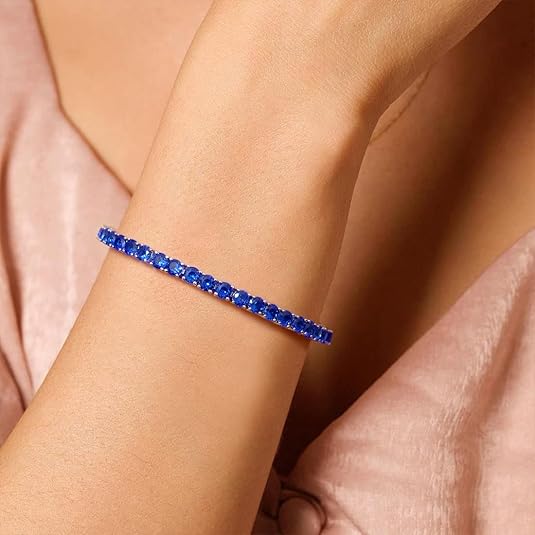 Elegante witgouden tennisarmband met saffieren details