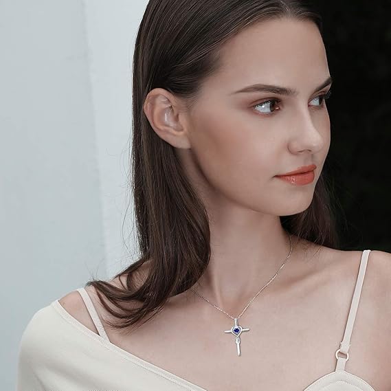 Elegante witgouden ketting met saffier hartsteen