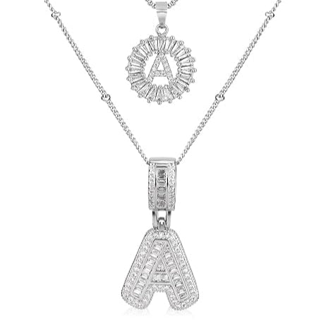 Elegante initialen ketting van wit goud met pave steentjes
