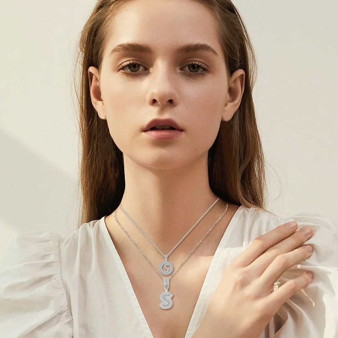 Elegante initialen ketting van wit goud met pave steentjes