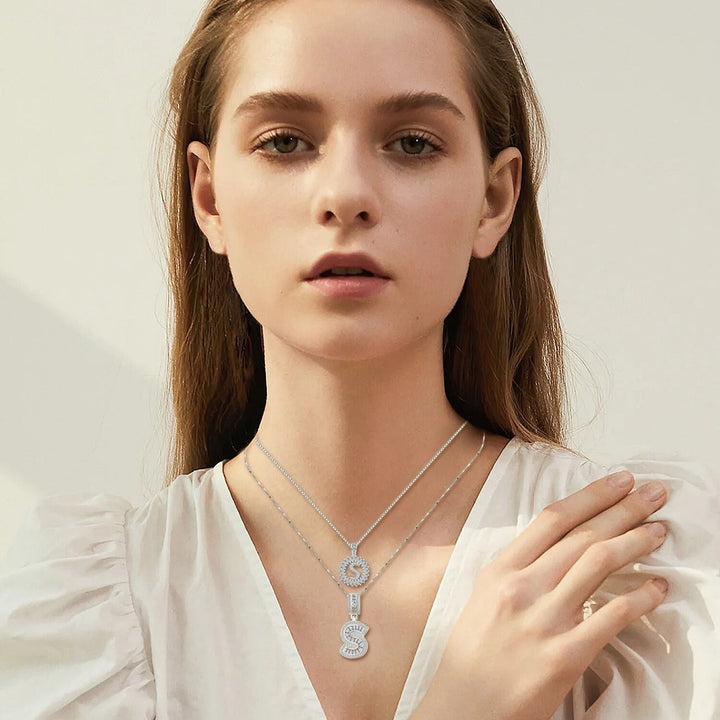 Elegante initialen ketting van wit goud met pave steentjes