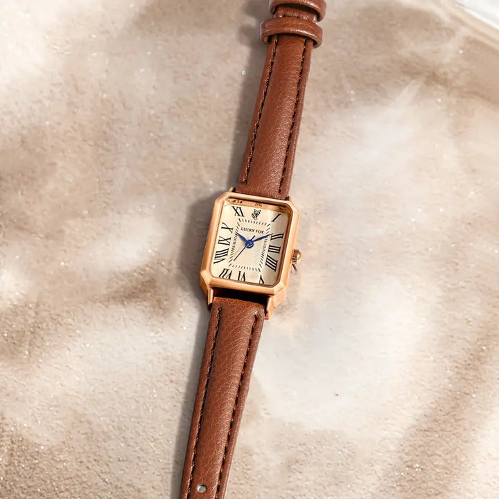 Elegante gouden horloge met een verfijnd steentje.