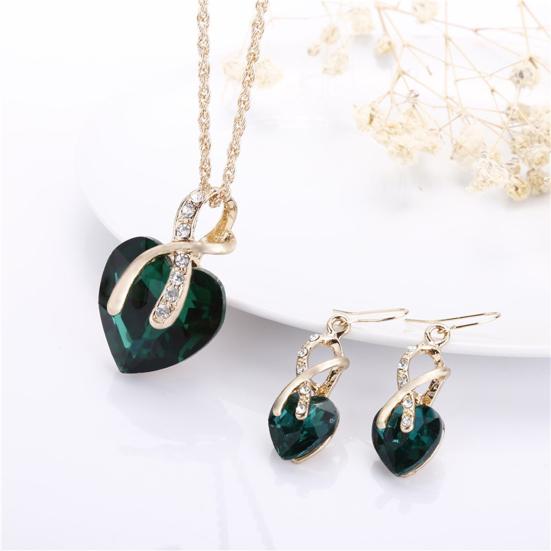 Elegante gouden ketting met subtiele zirkonia details