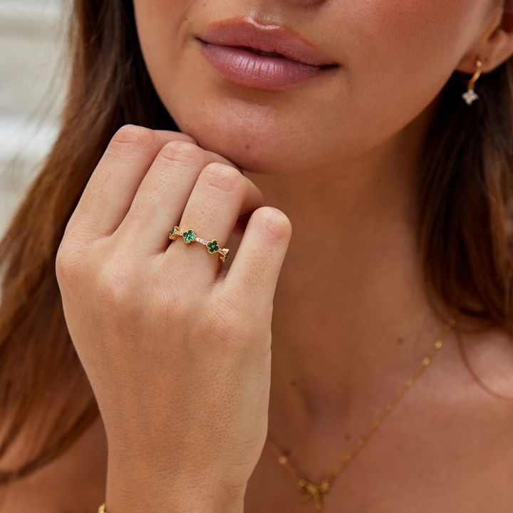 Verfijnde kristallen ring met klavertje vier in zilver