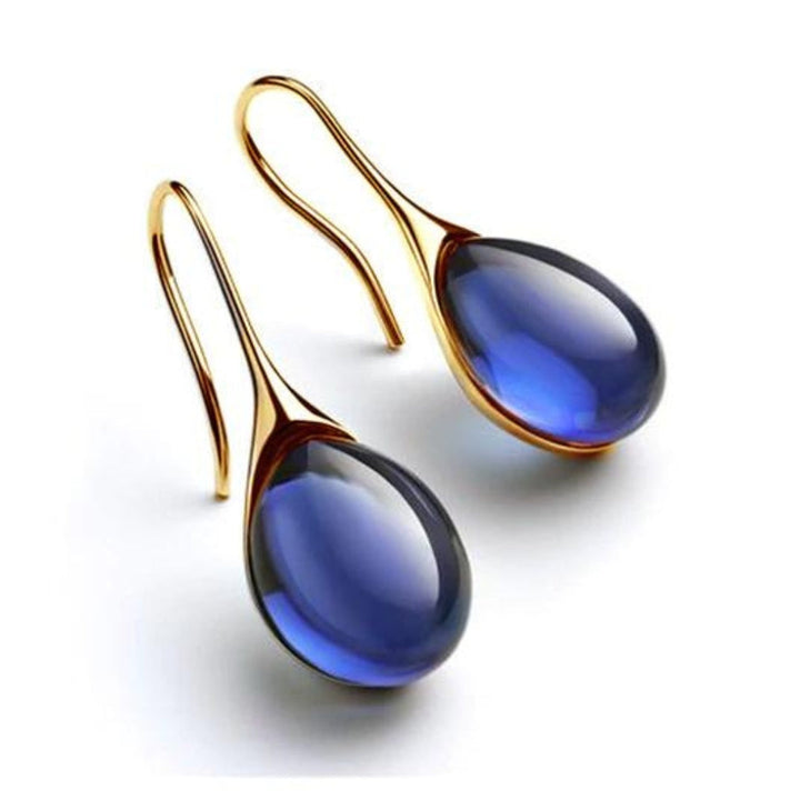 Elegante oorbellen van goud met sprankelende kristallen