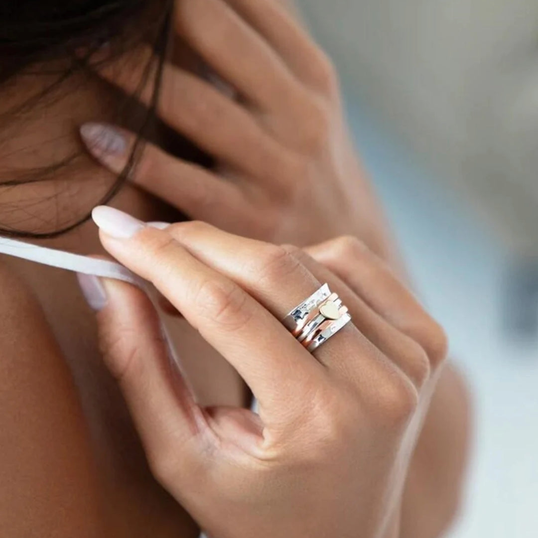 Verfijnde ring van zilver met draaiend hartje.