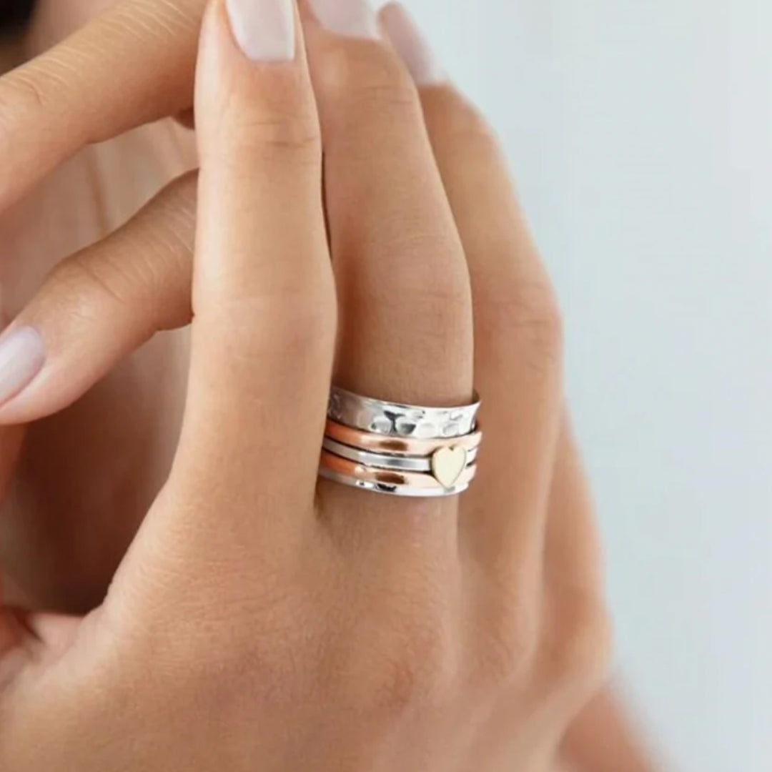 Verfijnde ring van zilver met draaiend hartje.