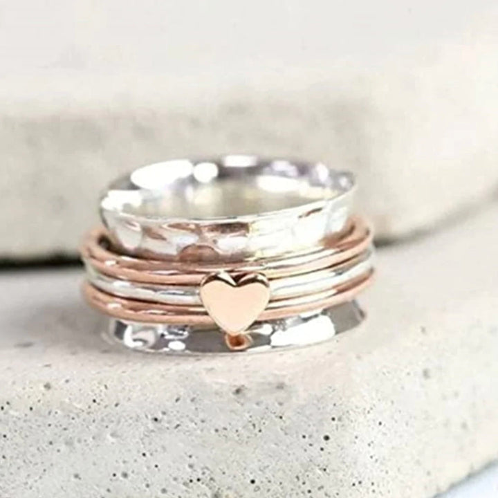 Verfijnde ring van zilver met draaiend hartje.