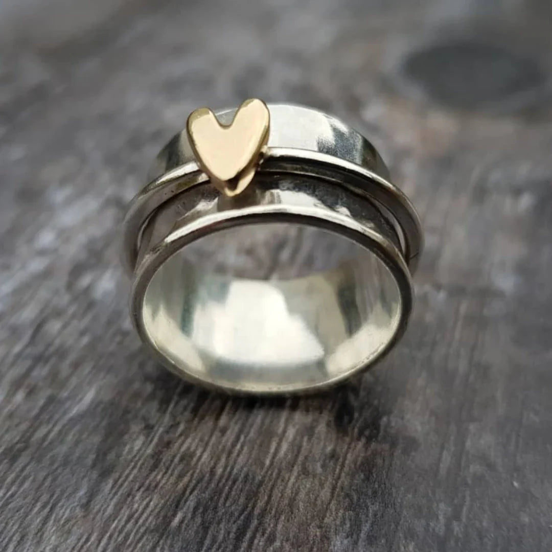 Zilveren ring met gouden hartje