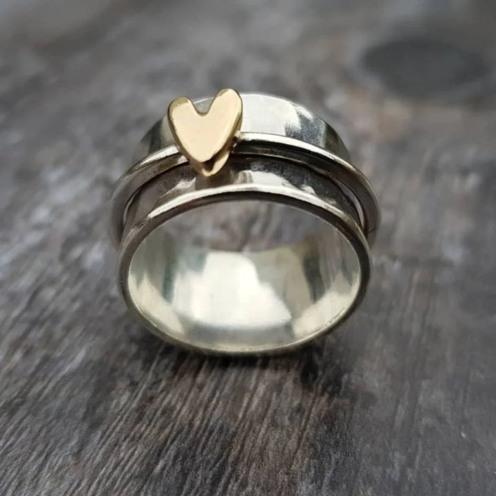 Zilveren ring met gouden hartje