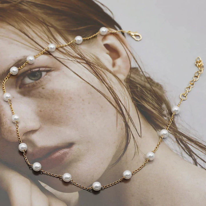 Minimalistische gouden ketting met subtiele zirkonia steentjes