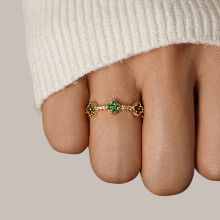Verfijnde kristallen ring met klavertje vier in zilver